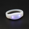 Bracelet blanc sur fond noir